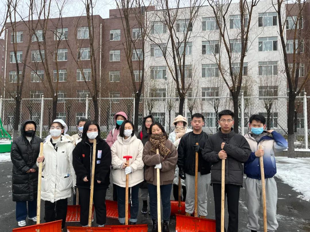 社会福祉学院学生党员参加“党员示范区”志愿扫雪活动