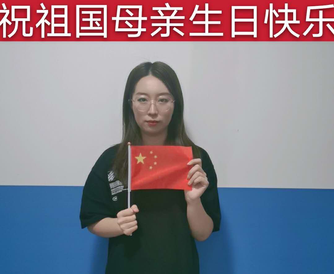 #我和国旗合个影#，看社会福祉学院学子深情告白祖国！